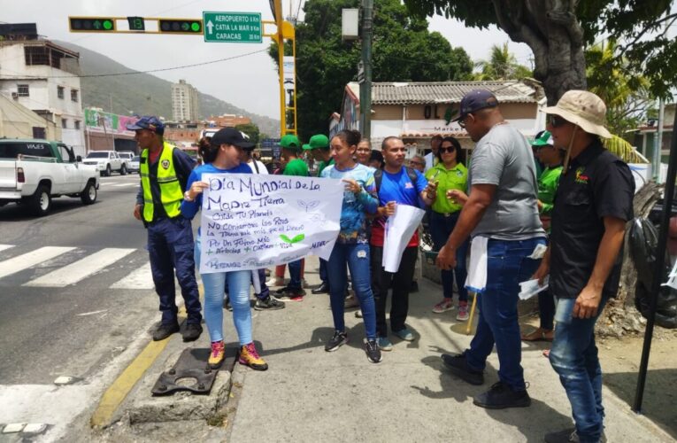 Concientizan sobre el cuidado de la tierra en semáforo de calle Los Baños