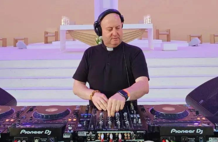 El sacerdote DJ que revoluciona la iglesia con música electrónica