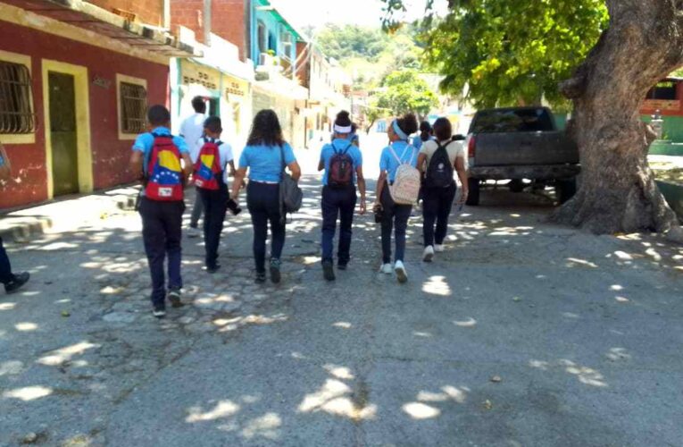 Estudiantes de Oritapo y Urama caminan kilómetros