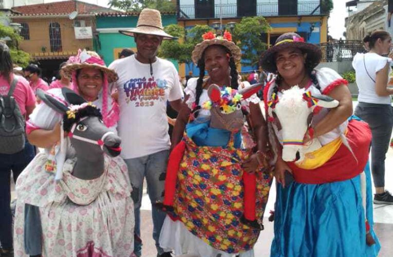 Educadores con Maduro caminan por la paz y participan en evento cultural