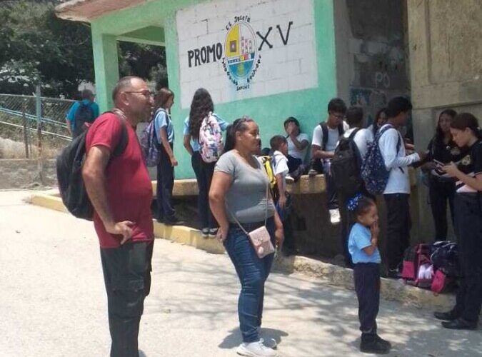 Estudiantes del Sánchez Bastidas caminan 3 kilómetros para recibir clases