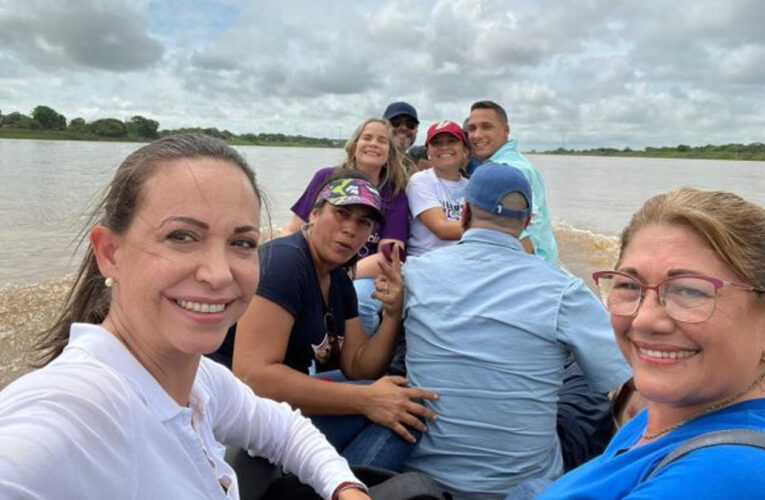 María Corina Machado atraviesa el río Apure en curiara