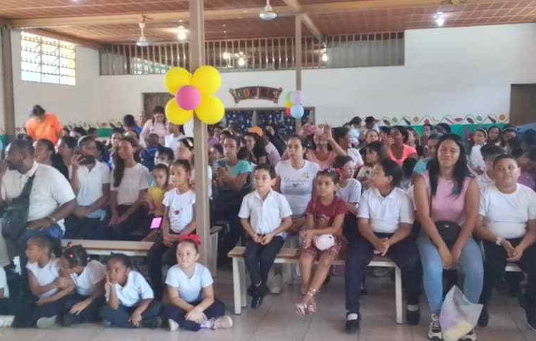Agasajaron a 60 madres en la Unidad Educativa León Trujillo