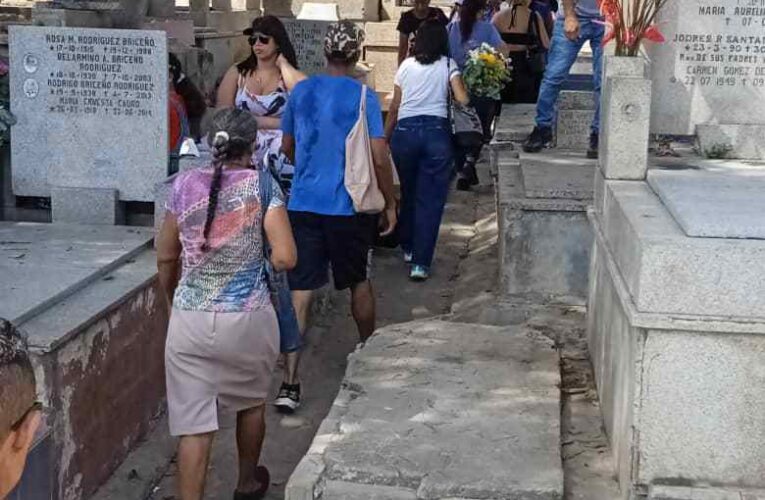 Cementerio de Pariata estaba full de basura este Día de las Madres