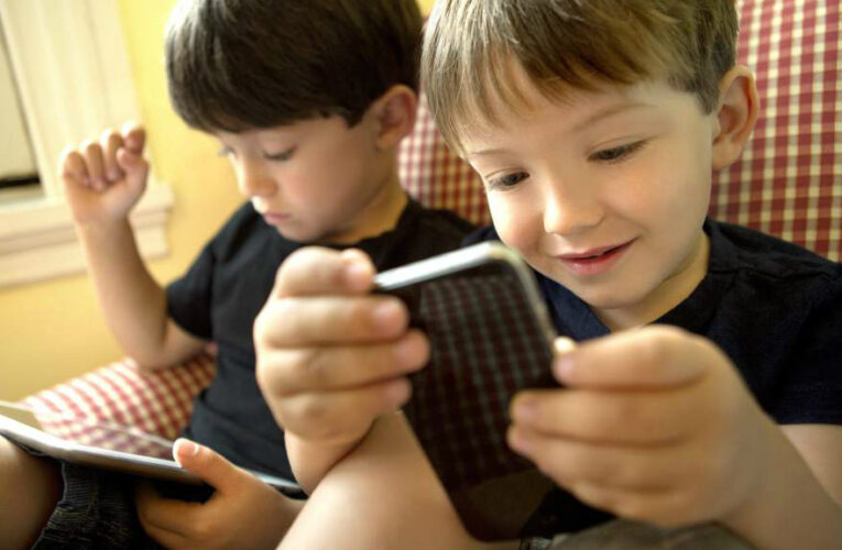 Niños y jóvenes corren riesgo de desarrollar miopía por uso excesivo del celular