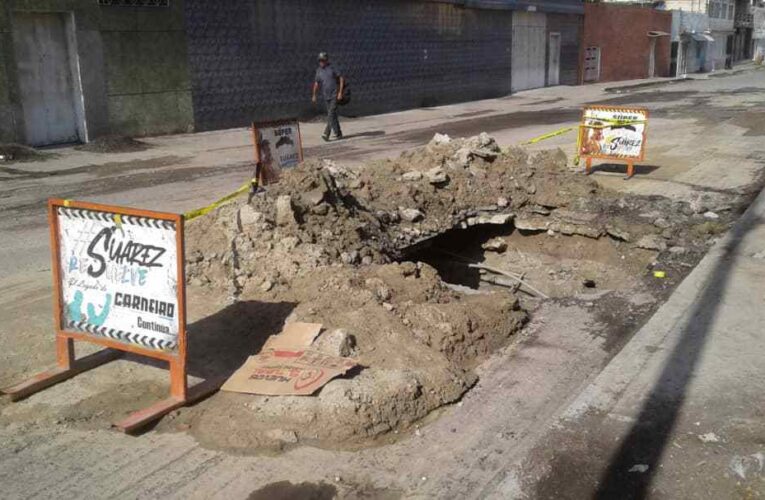 Se paraliza asfaltado en La Atlántida por tubos rotos