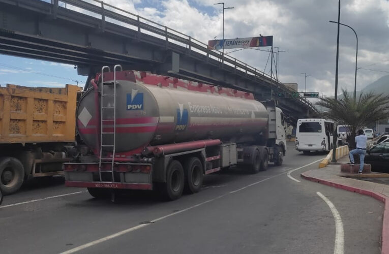 4 días demoran en surtir combustible a transportistas en Pariata