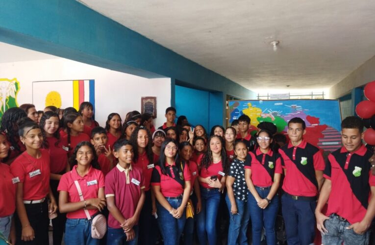 Con sentido de pertenencia estudiantes del Aranda realizaron su Expofería 2024