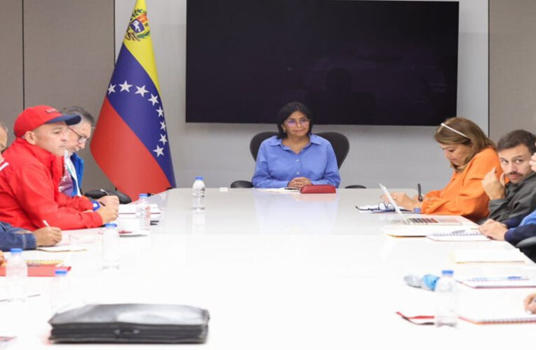 Delcy Rodríguez revisa planes de protección social de trabajadores