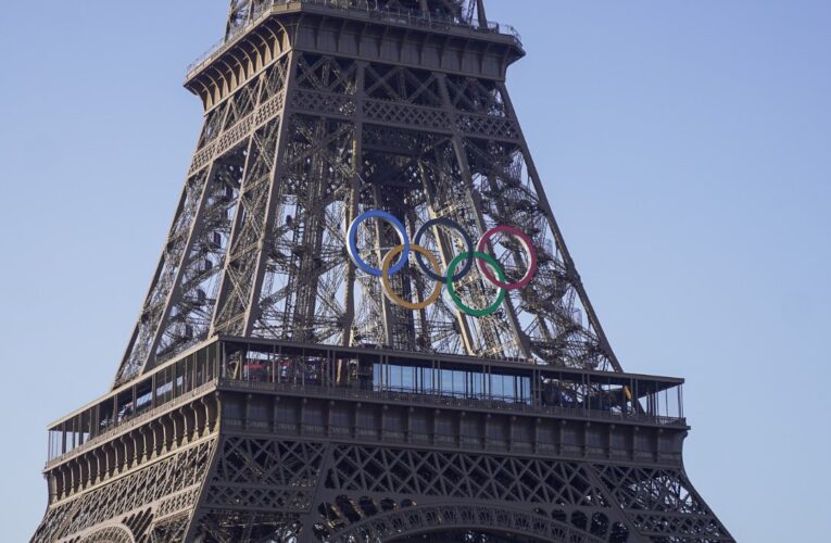 Llegaron los anillos olímpicos a París 