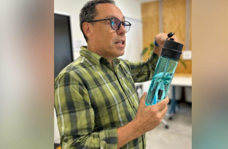 Profesor venezolano crea una botella capaz de potabilizar el agua