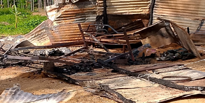 Un borracho quemó el rancho con 2 hijos de su pareja dentro