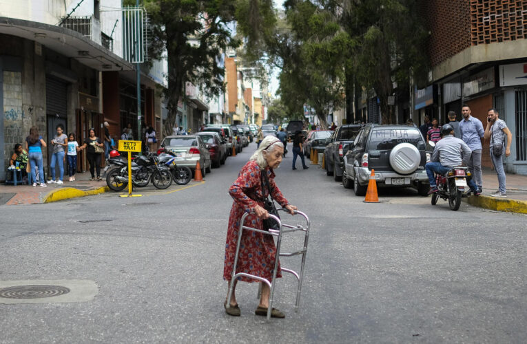 Trabajadores sociales alarmados porque aumenta el abandono de abuelos