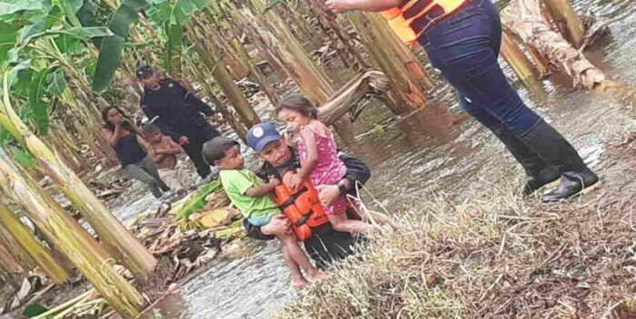 Rescatan a niños wayúu desplazados por crecida del río Quintanillo