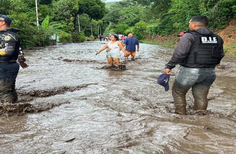 Suben a 6 los fallecidos por coletazos del huracán Beryl en Cumanacoa