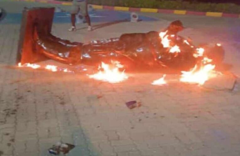 Manifestantes derriban y queman estatua de Chávez en La Guaira