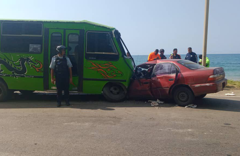 Dos muertos por choque de Corolla contra autobús en La Guaira
