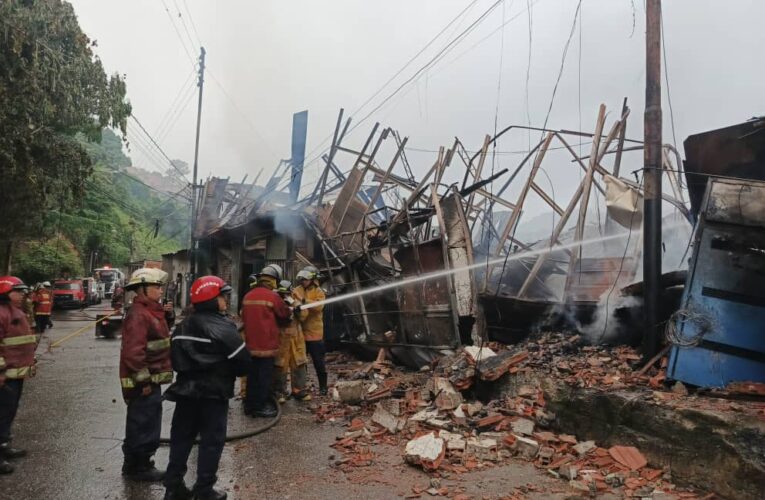 Bomberos desalojan a más de 140 personas por incendio en Petare