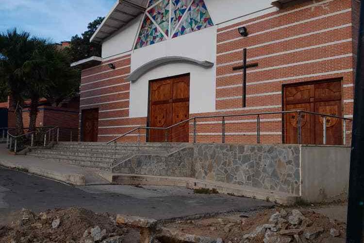 Mega hueco frente a iglesia del Carmen