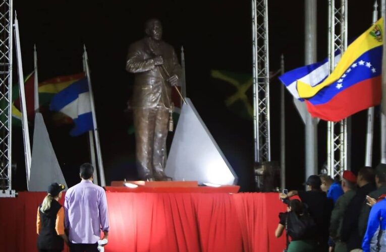 Presidente Maduro devela estatua del Comandante Chávez en La Guaira