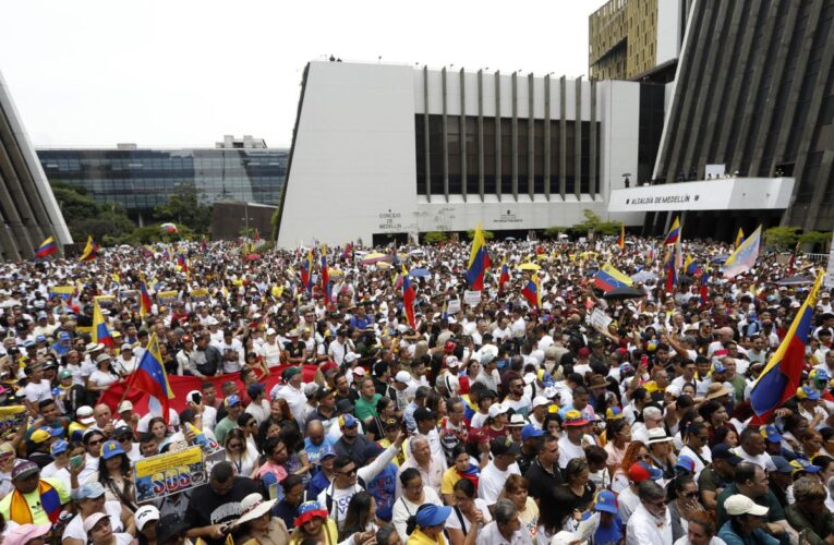 Cientos de personas manifiestan en Medellín para clamar por la libertad de Venezuela