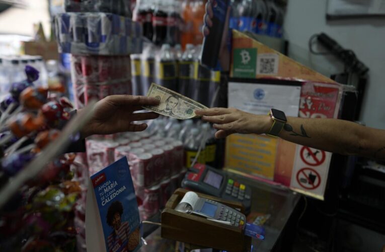 Apenas el 20% de las transacciones en los supermercados del país son en divisas