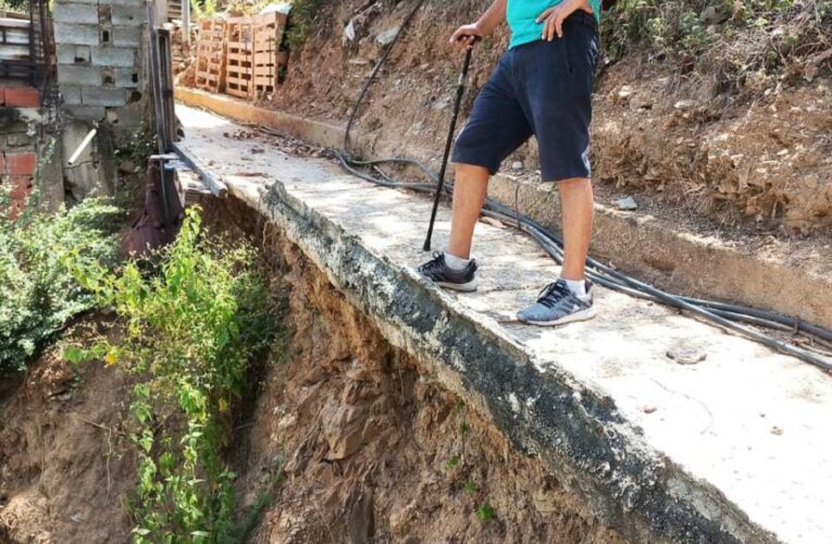 Se desploma caminería