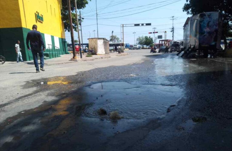 Colapsa tubería de aguas residuales