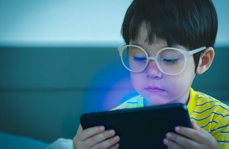 Aumenta la miopía en niños por el uso de dispositivos electrónicos