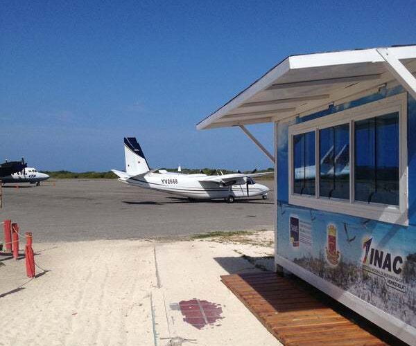 Dictan charla de Mpoxa trabajadores del aeropuerto en Los Roques