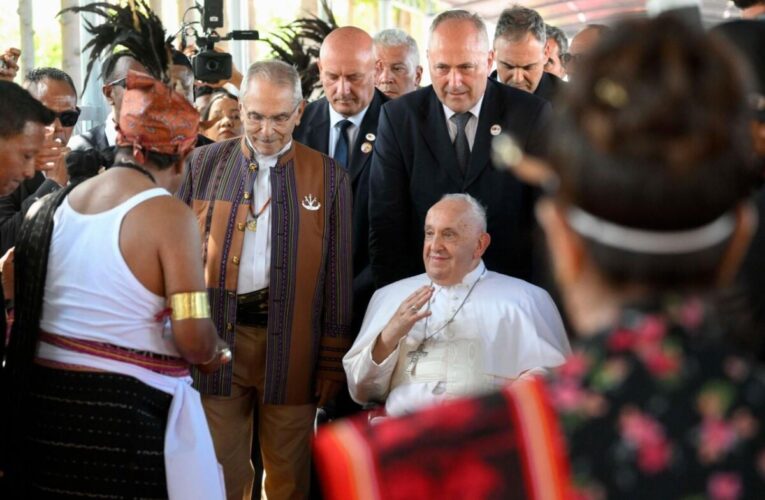 Papa Francisco celebra una misa en Dili, Timor Oriental con 600.000 personas