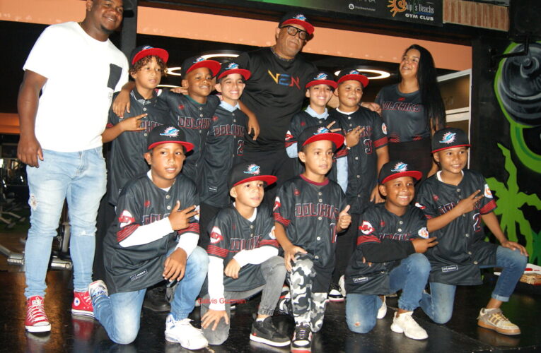 Dolphins entrega uniformes al equipo preinfantil