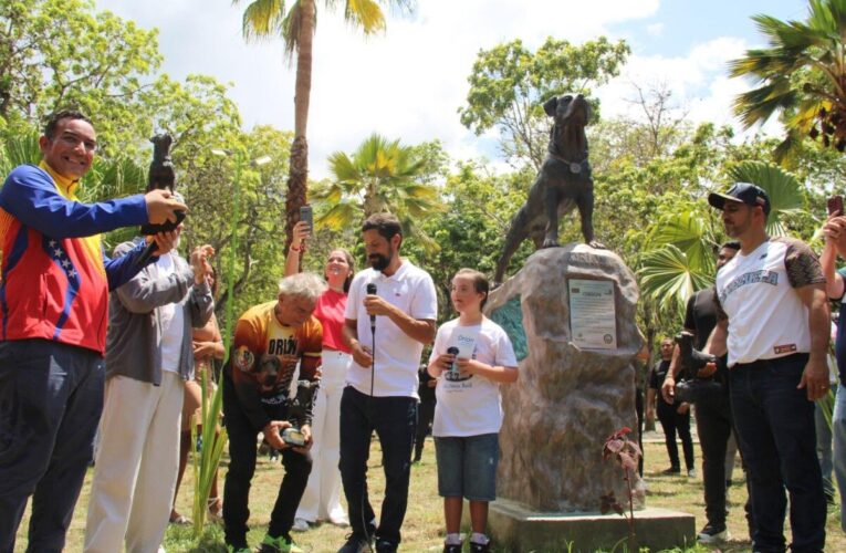 Develan estatua de Orión en la plaza Las Palmeras