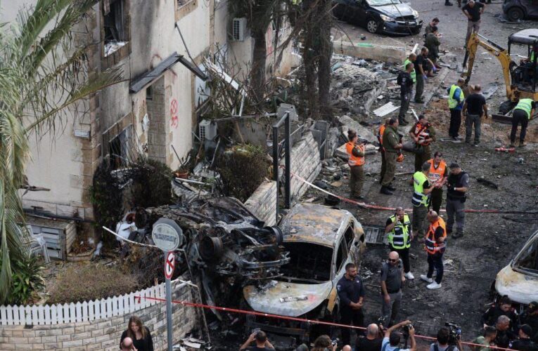 Terroristas de Hezbolá lanzaron más de 150 cohetes y drones contra Israel