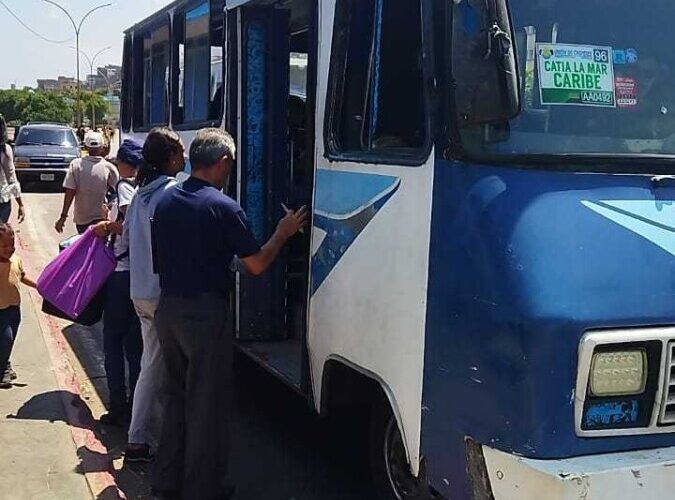 Choferes luchan por los pocos pasajeros