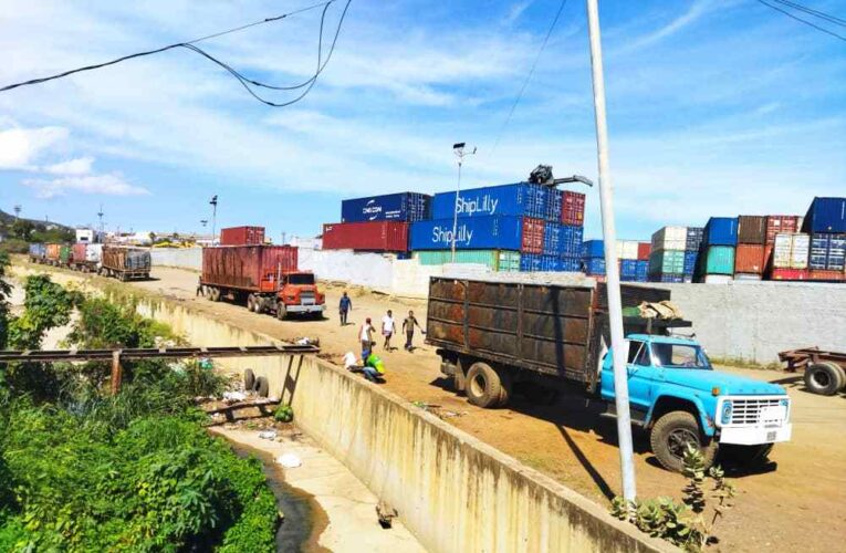 Un buque mensual con chatarras sale de La Guaira