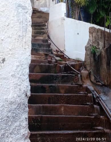 Bote de agua en Corapal amenaza con tumbar paredes de las casas