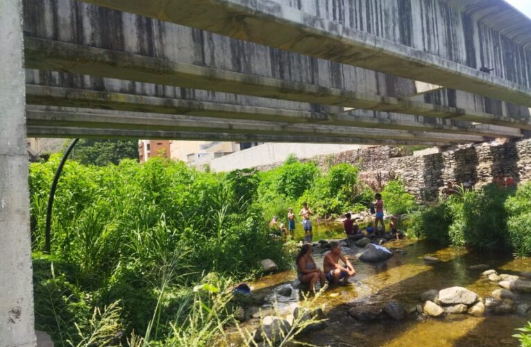 Se bañan desnudos y hacen cosas en el río de Tanaguarena