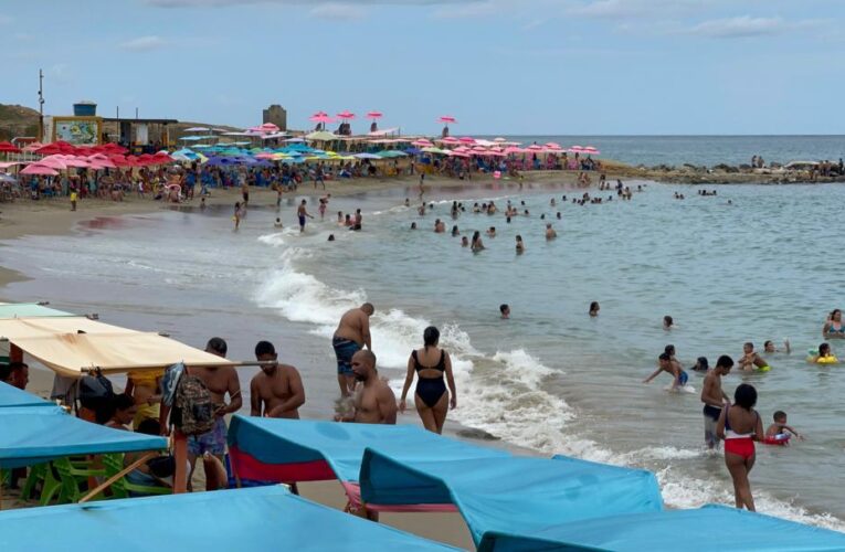 Último chapuzón en playas del oeste antes del inicio de clases