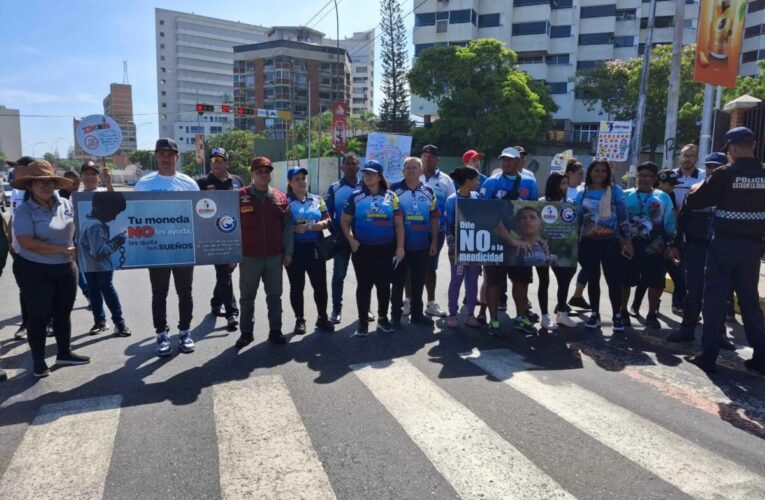 Idenna realizó toma de semáforo para sensibilizar sobre la mendicidad de niños y adolescentes