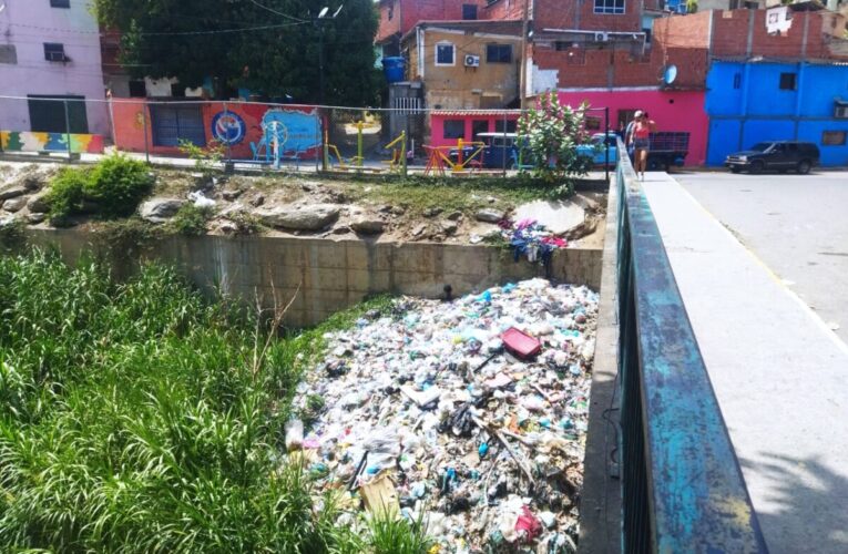 Vecinos de Vía Eterna piden que se deje de arrojar basura al río