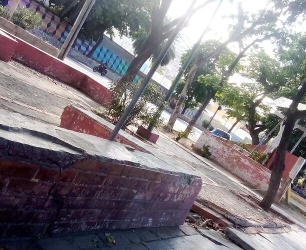 Urge reparación de cancha y plaza de Los Cocoteros