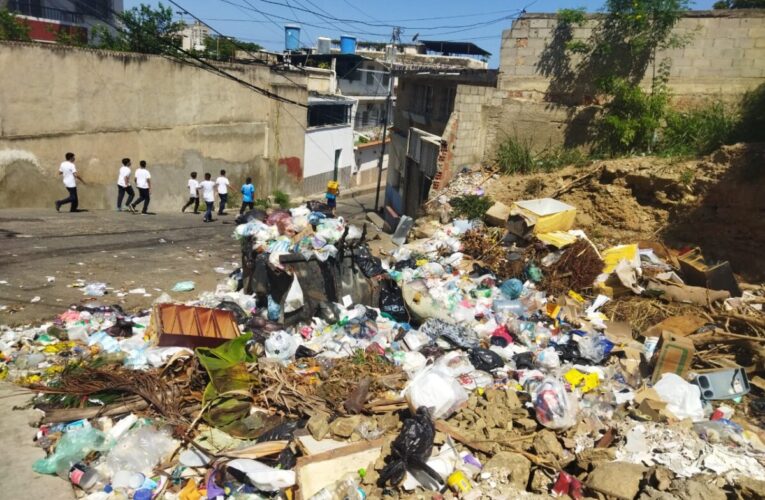 Entre basura y escombros viven los habitantes de El Jabillo