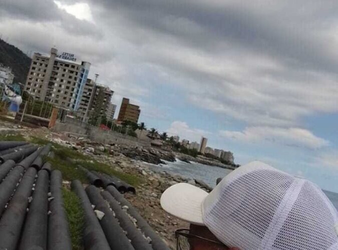 Las aguas servidas están en las calles porque no se hace el bombeo mar adentro