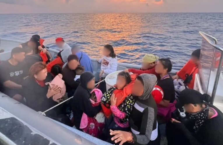 Armada colombiana rescata a migrantes que viajaban por el Caribe