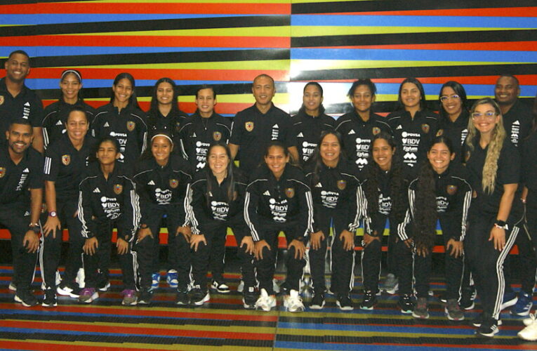 Futsal femenino Sub20 partió optimista a Paraguay