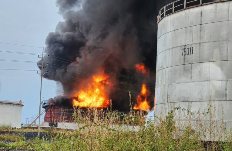 Rayo impactó en tanque de Pdvsa en Cabimas y se incendió