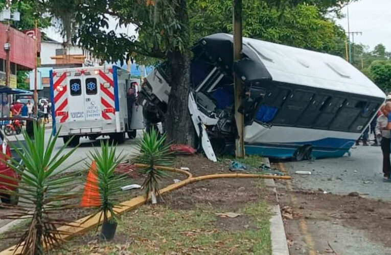 Bus perdió los frenos y chocó con saldo de 4 muertos y 10 heridos