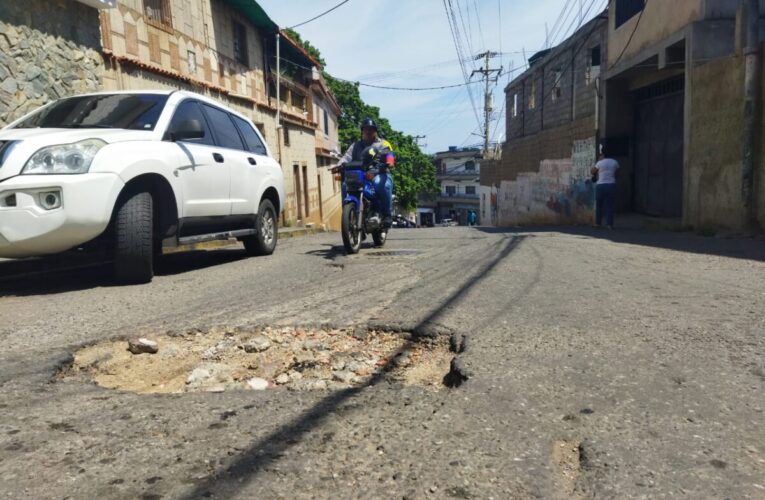 Megahueco en Caraballeda sigue destapado y causando problemas en Calle Tomita