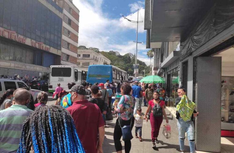 Guaireños exigen a transportistas de la Caracas – La Guaira llegar hasta Capitolio